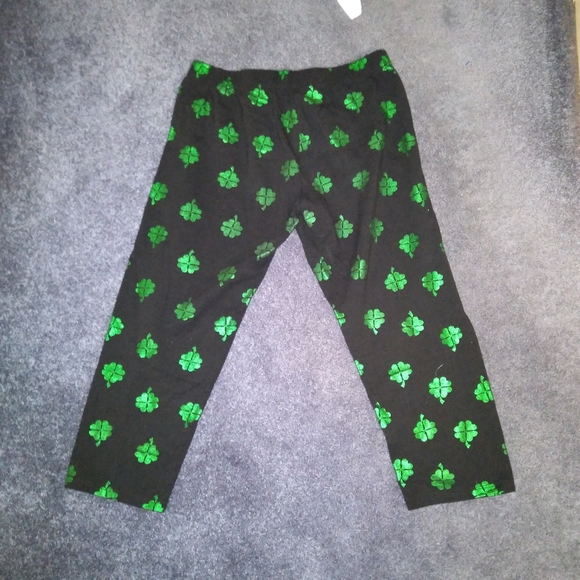 No Boundaries Shamrock Capris - Picture 3 of 4